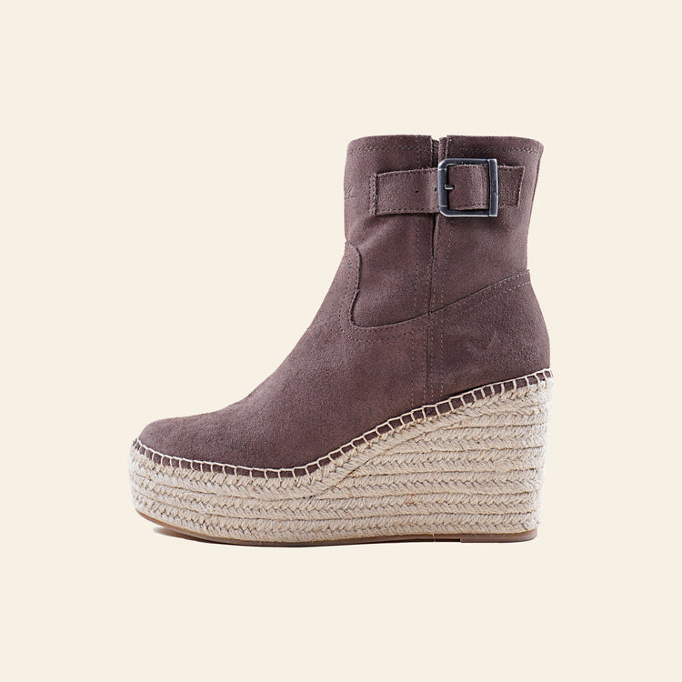
                  
                    BOTIN CUÑA MEDIA  SERRAJE HEBILLA GRIS LEZNA
                  
                