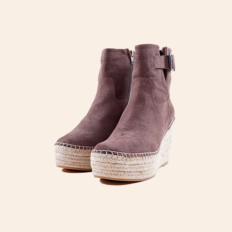 
                  
                    BOTIN CUÑA MEDIA  SERRAJE HEBILLA GRIS LEZNA
                  
                