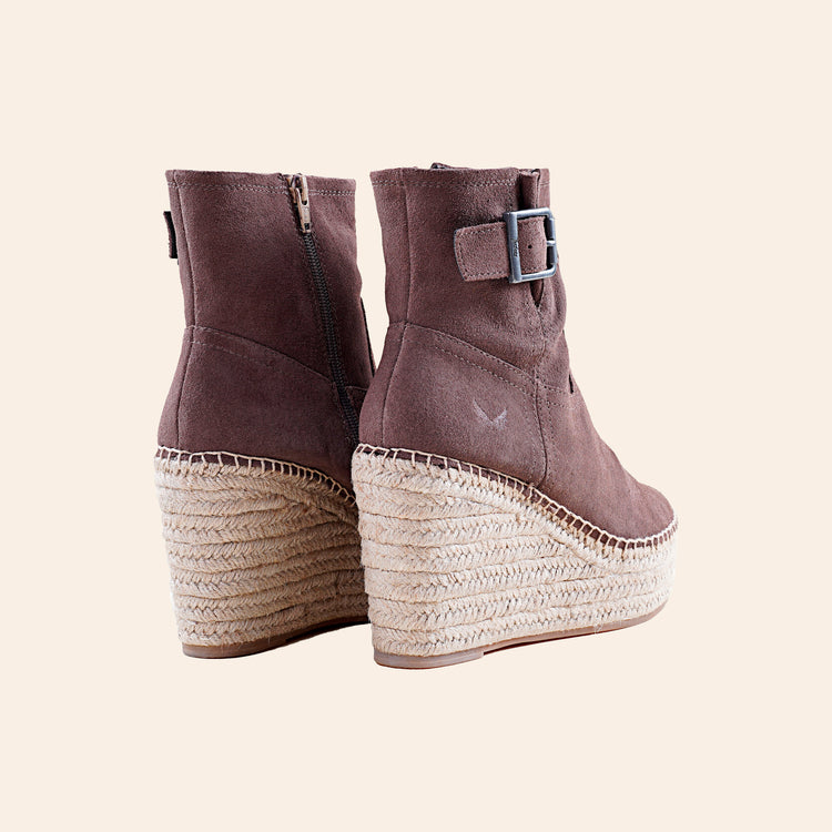 
                  
                    BOTIN CUÑA MEDIA  SERRAJE HEBILLA GRIS LEZNA
                  
                