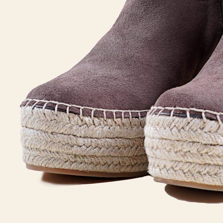 
                  
                    BOTIN CUÑA MEDIA  SERRAJE HEBILLA GRIS LEZNA
                  
                