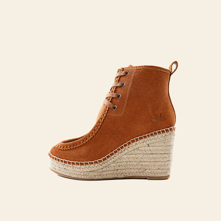 
                  
                    BOTIN CUÑA ALTA SERRAJE CORDONES CUERO CACUM
                  
                