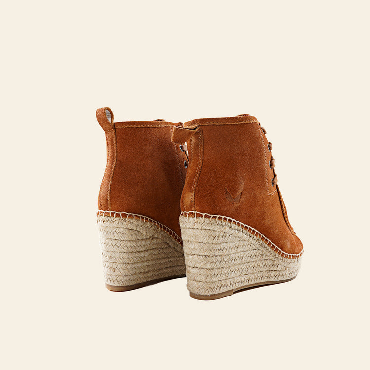 
                  
                    BOTIN CUÑA ALTA SERRAJE CORDONES CUERO CACUM
                  
                