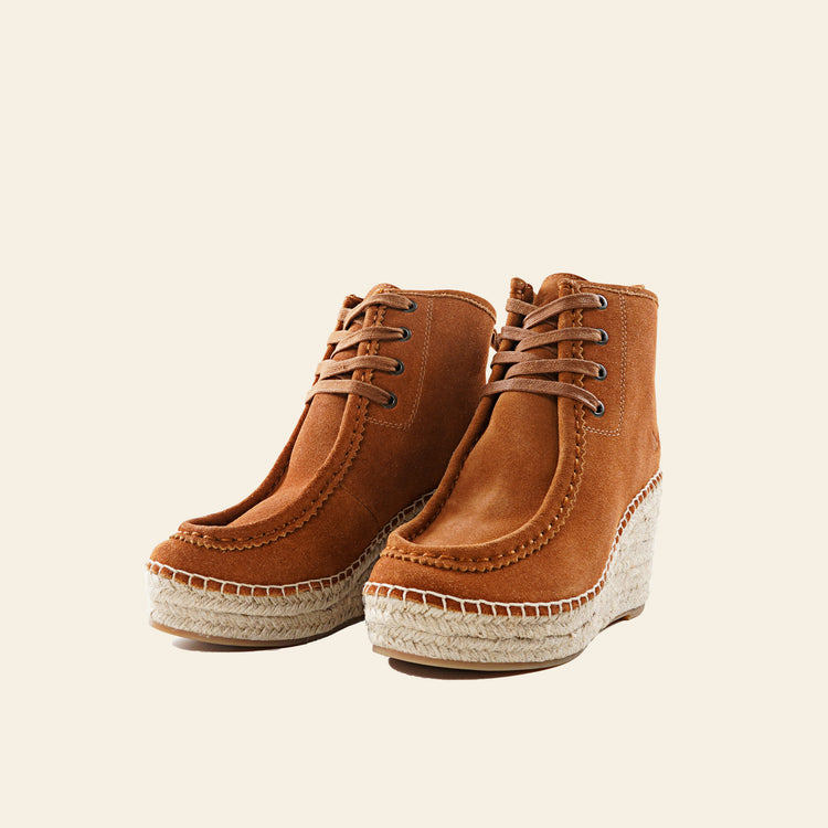 
                  
                    BOTIN CUÑA ALTA SERRAJE CORDONES CUERO CACUM
                  
                
